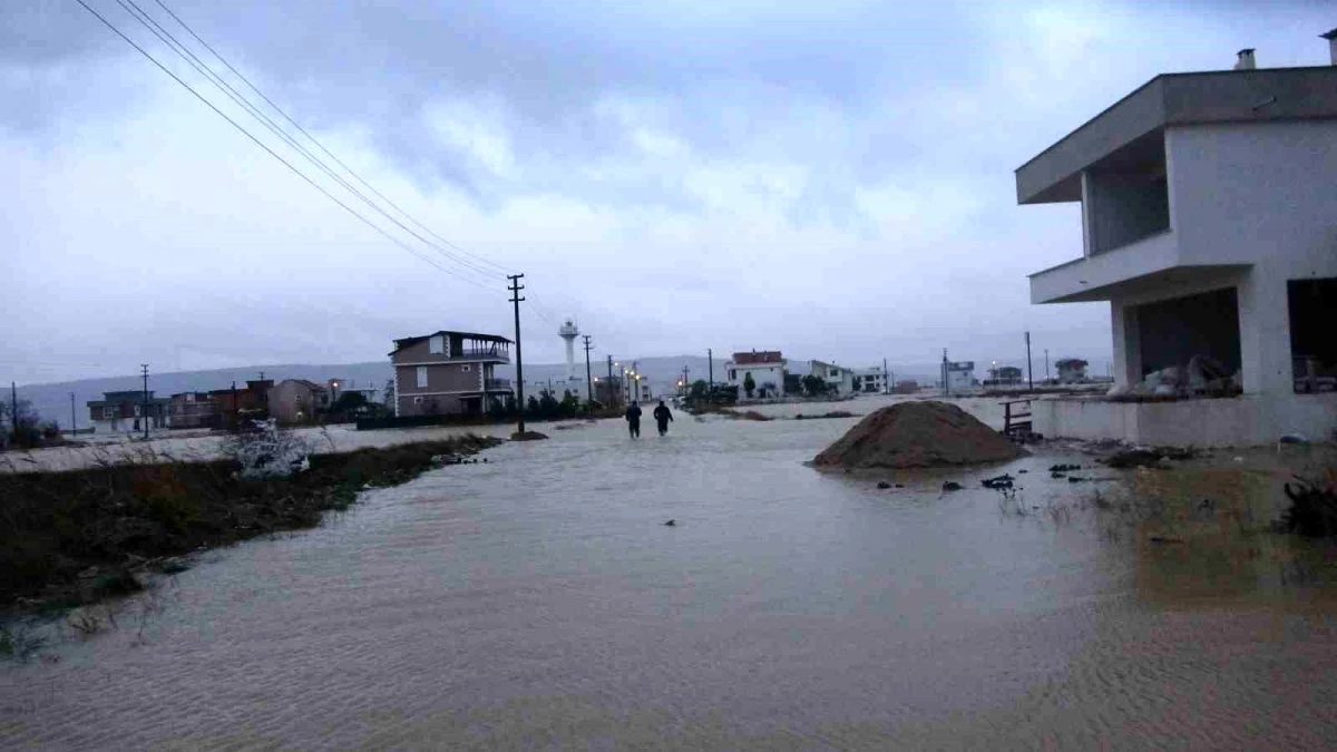 Çanakkale\'de sağanak yağış sonrası köy yolu trafiğe kapatıldı