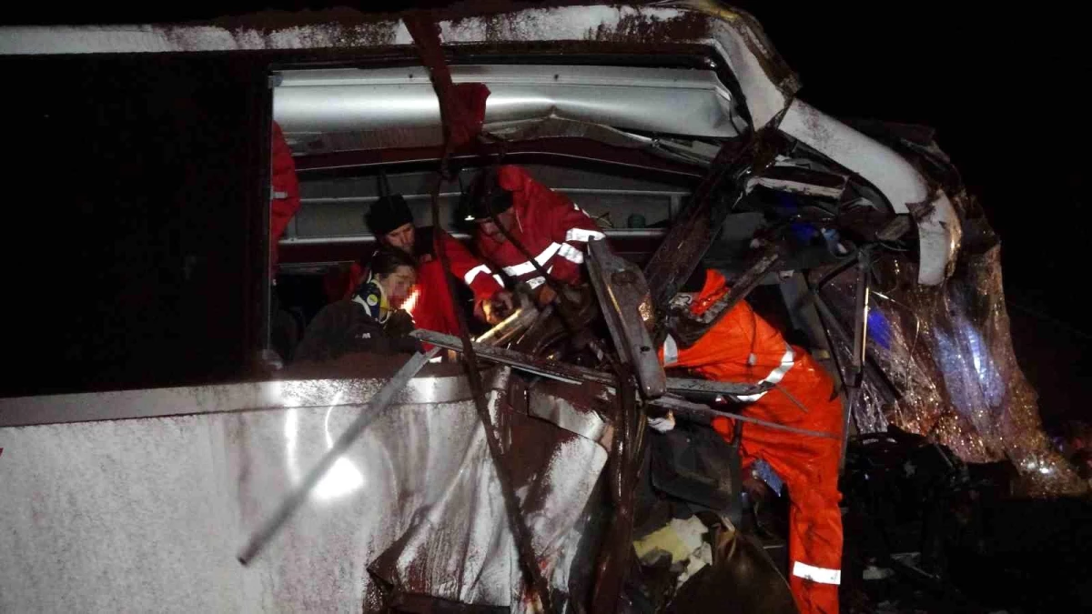 Çanakkale-Bursa karayolunda otobüs-kamyon kaza: 3\'ü ağır 9 yaralı