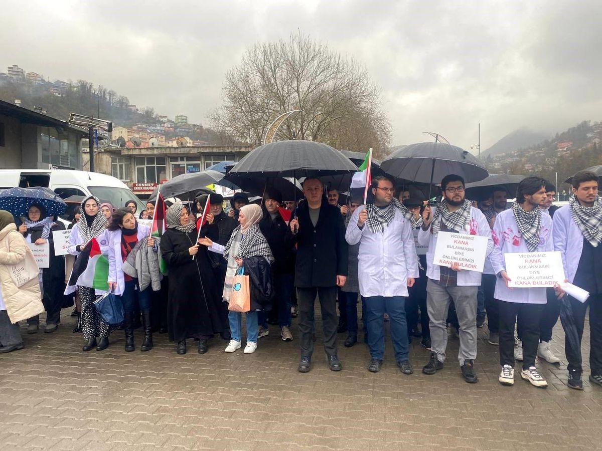Doktorlardan Gazze için kanlı önlükle yürüdü