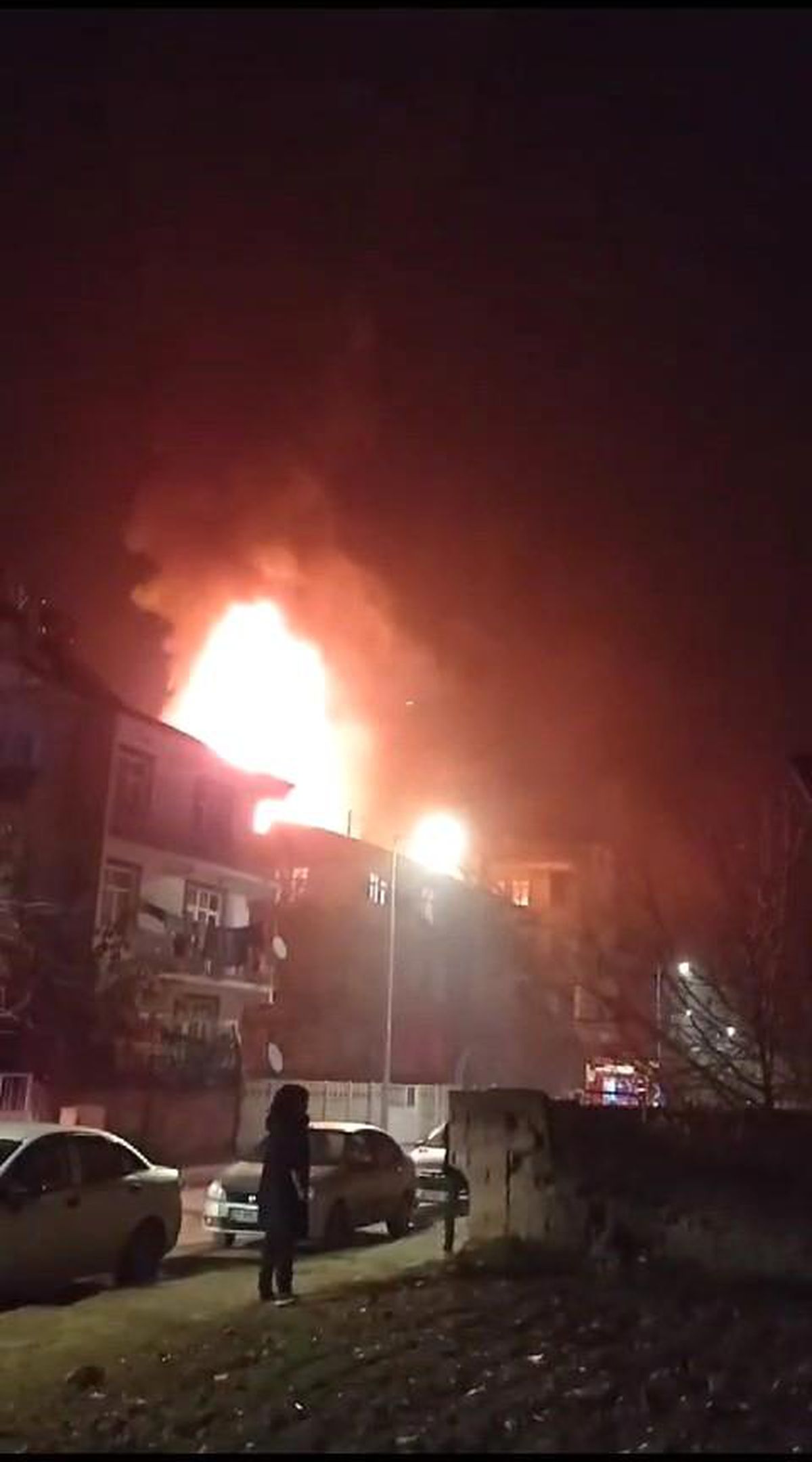 Elazığ\'da 4 katlı binanın çatısı yangında