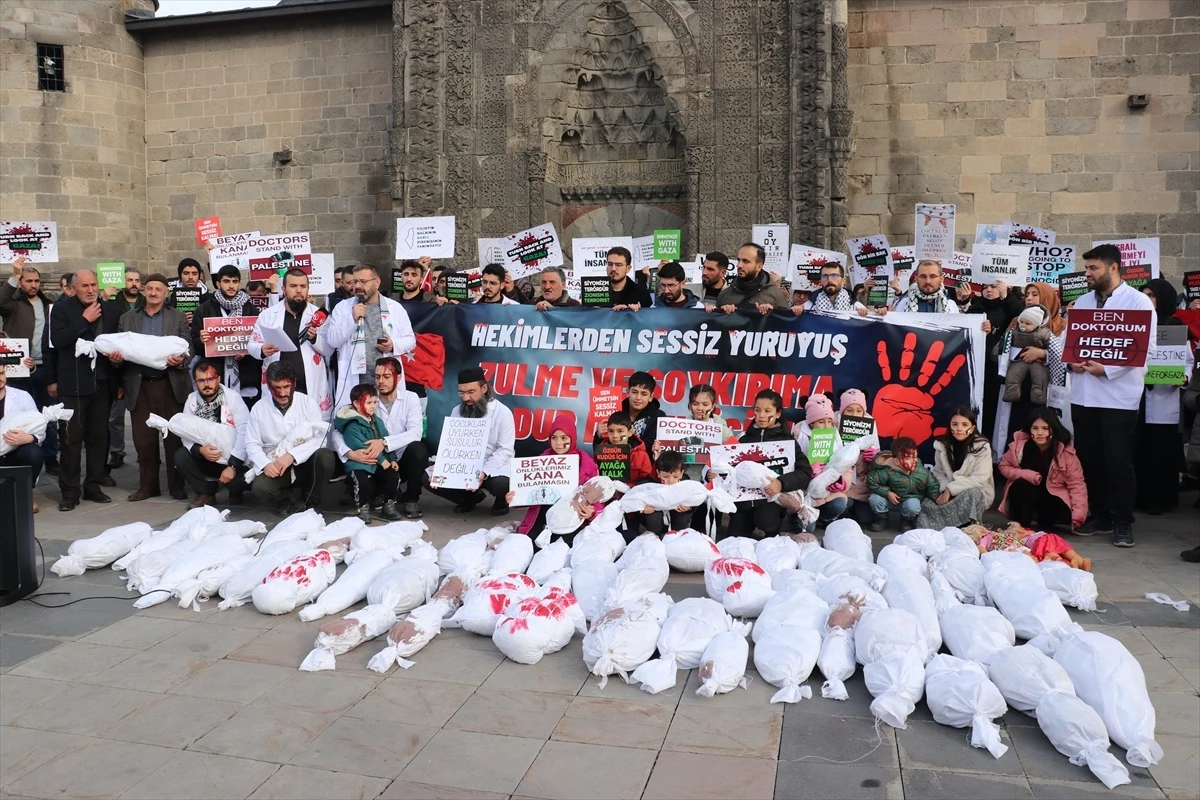 Erzurum\'da sağlık çalışanları Gazze için sessiz yürüyüş gerçekleştirdi