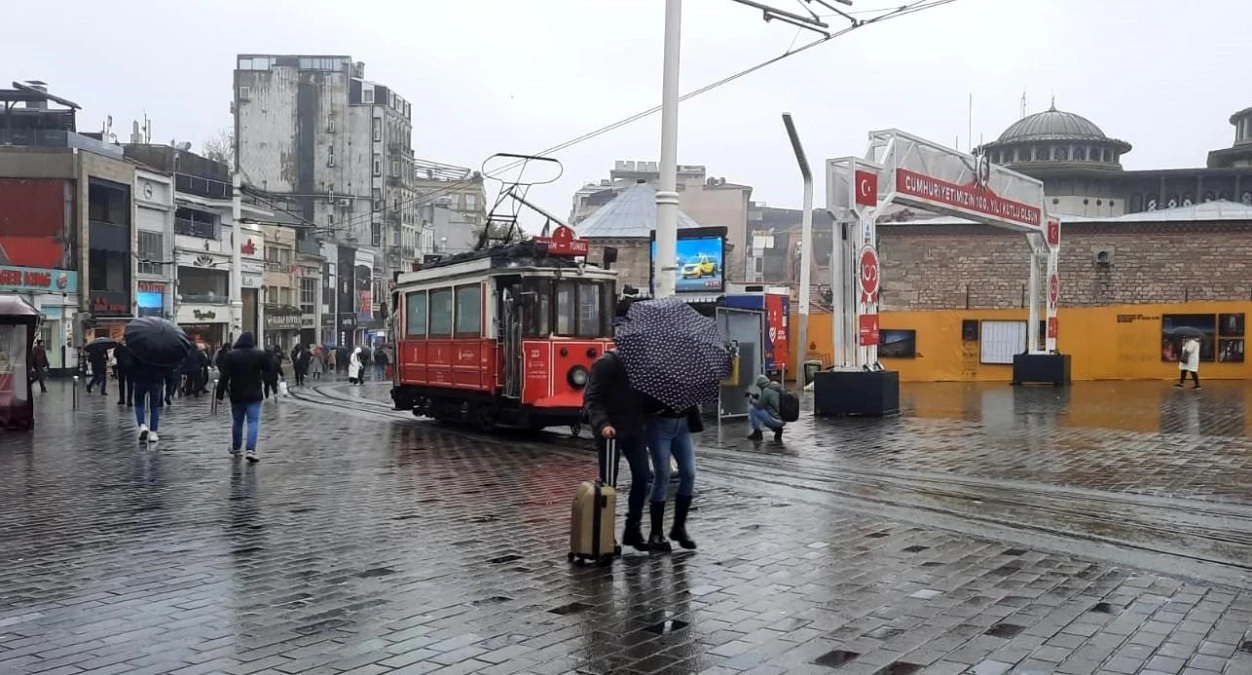 Taksim\'de şiddetli fırtına ve sağanak yağış