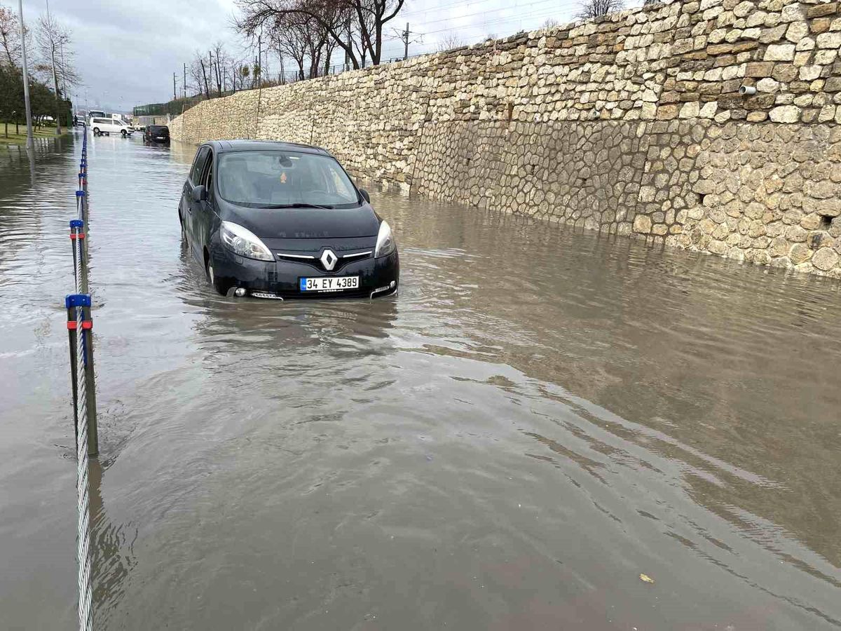 İstanbul\'da sağanak yağış nedeniyle araçlar mahsur kaldı
