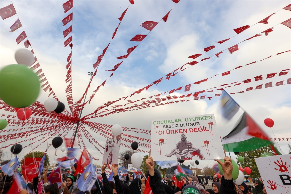 Gaziantep\'te İsrail saldırılarında ölen çocuklar için gökyüzüne balonlar bırakıldı