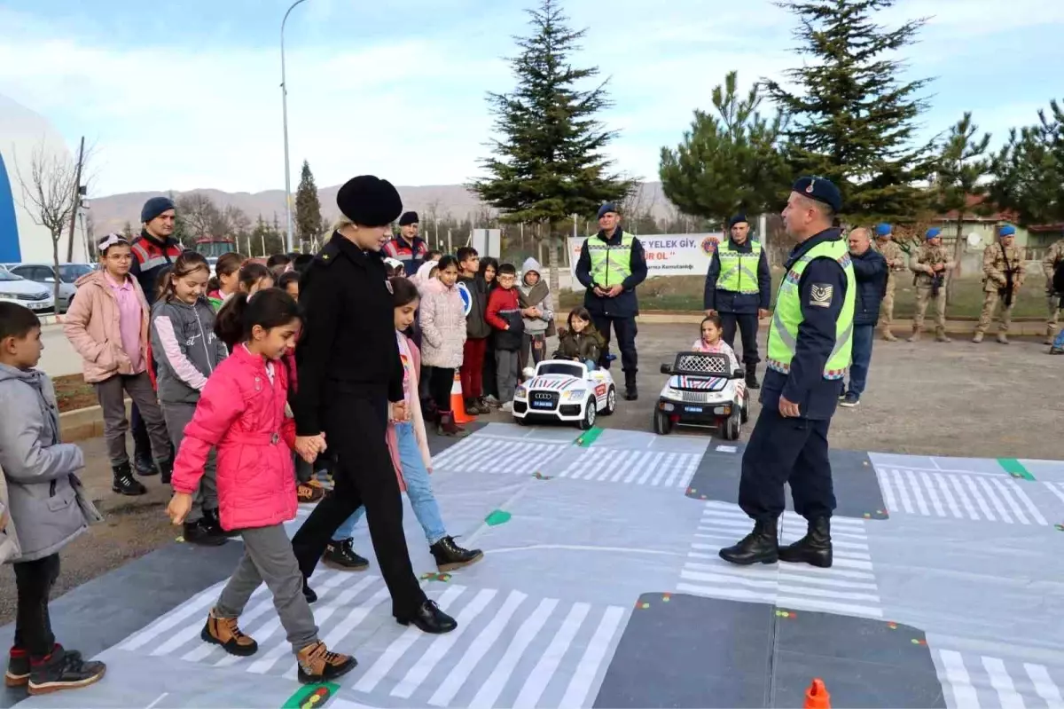 Bilecik İl Jandarma Komutanlığından öğrencilere trafik eğitimi