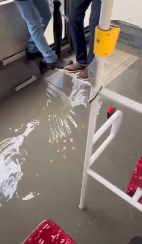 �stanbul'da ya��� ve f�rt�na hayat� olumsuz etkiledi