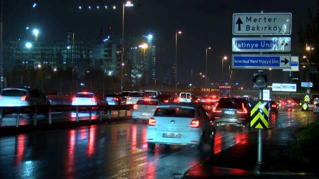 İstanbul'da yağış ve fırtına hayatı felç etti! Ağaç otomobilin üzerine devrildi, İETT otobüsünü su bastı İstanbul'da yağış ve fırtına hayatı felç etti! Ağaç otomobilin üzerine devrildi, İETT otobüsünü su bastı