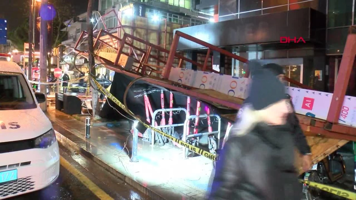 Kadıköy\'de şiddetli rüzgarın etkisiyle inşaat paneli kaldırıma devrildi