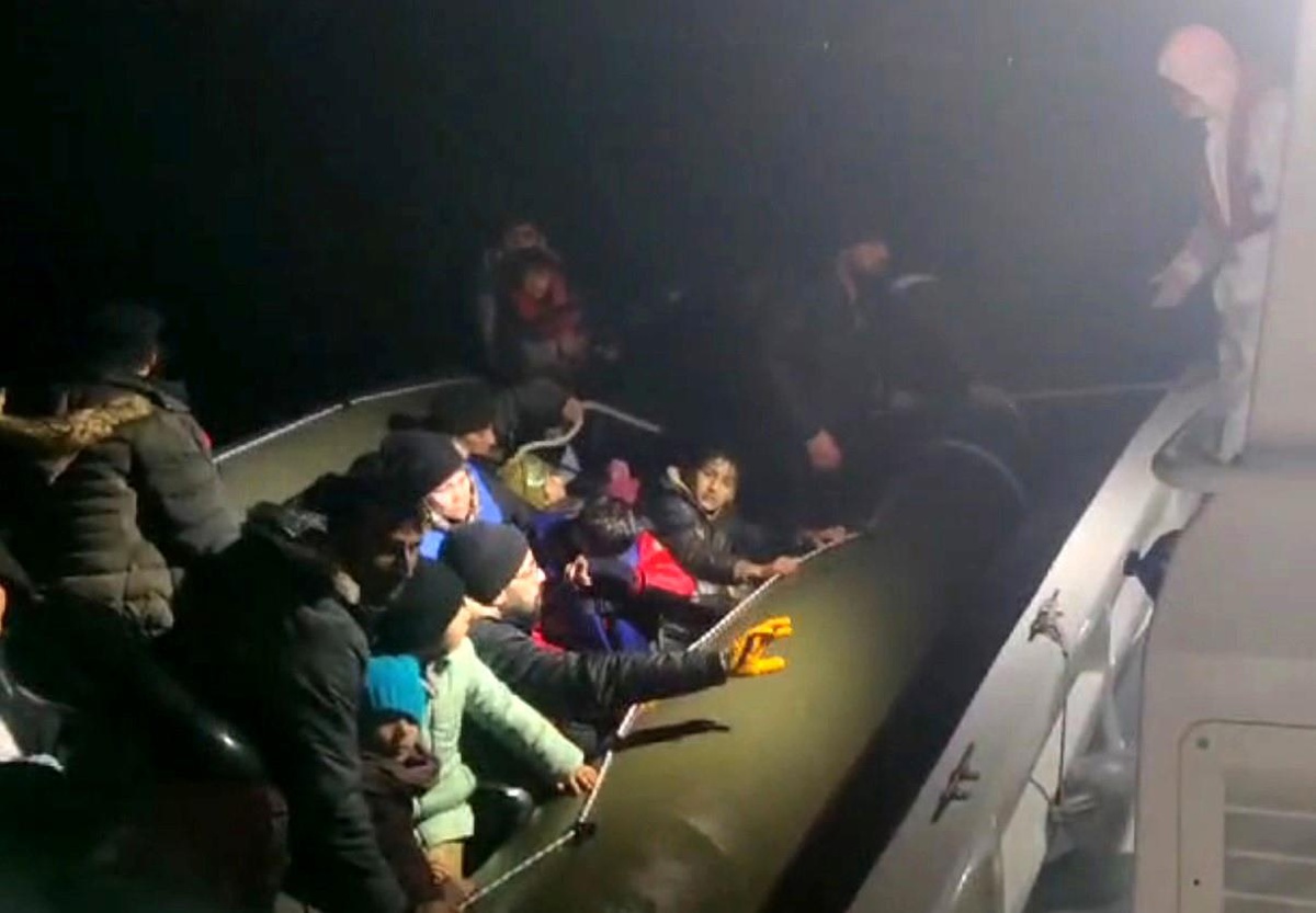 İzmir\'de Yunanistan unsurları tarafından geri itilen göçmenler kurtarıldı