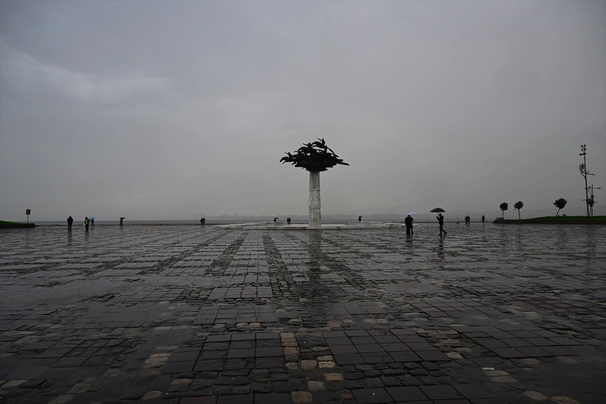 İzmir\'de Kuvvetli Rüzgar ve Sağanak Nedeniyle Vapur Seferleri İptal Edildi