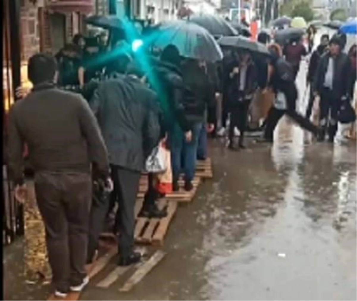 İzmir\'de sağanak yağış nedeniyle su baskınları yaşandı