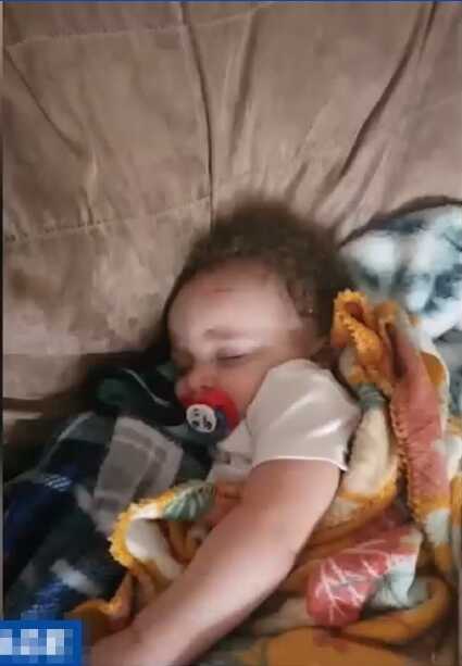 Kasırgaya kapılan 4 aylık bebek, devrilmiş ağacın üzerinde canlı bulundu Kasırgaya kapılan 4 aylık bebek, devrilmiş ağacın üzerinde canlı bulundu