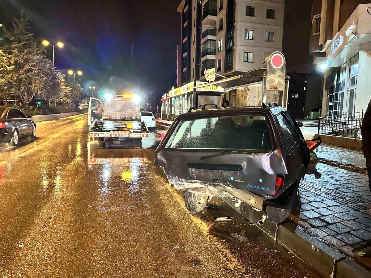 Kastamonu\'da kavşakta çarpışan otomobiller otobüs durağına daldı, 2 kişi yaralandı