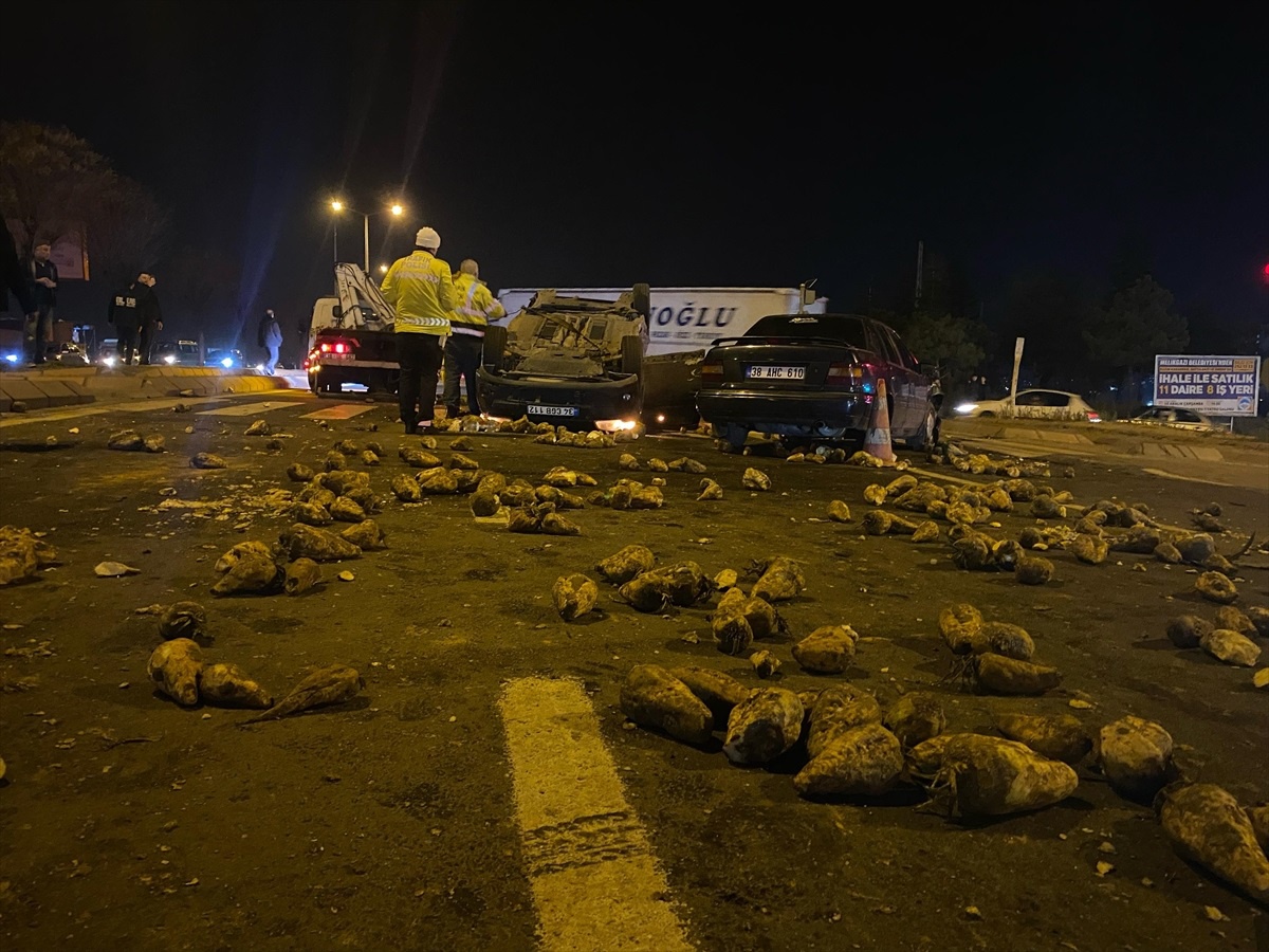 Kayseri\'de zincirleme trafik kazası: 4 yaralı