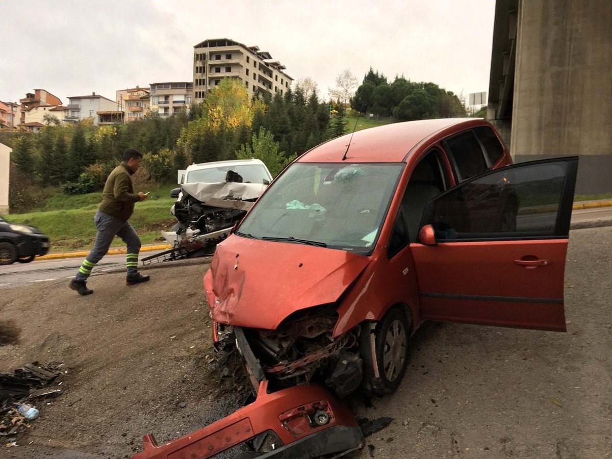 Kocaeli\'de kafa kafaya çarpışma: 3 yaralı