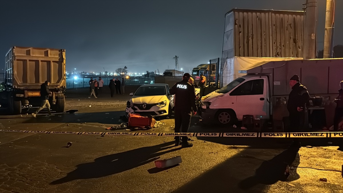 Kamyonetin yanında yemek yiyenlere tır çarptı: 5 yaralı