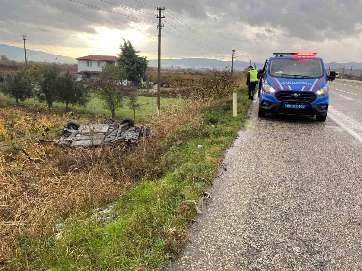 Manisa\'da otomobil üzüm bağına devrildi, 2 kardeş yaralandı