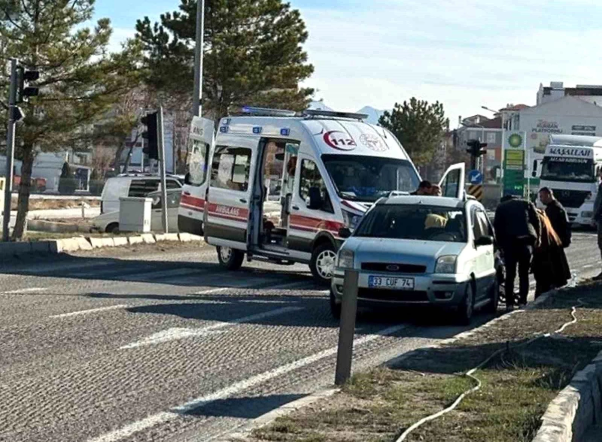 Konya\'da tankerin otomobile çarpması sonucu 4 kişi yaralandı