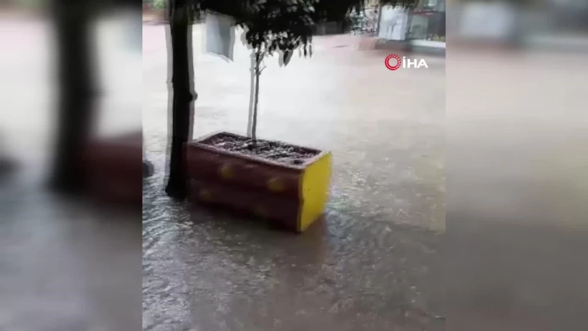 Kumluca\'da sağanak yağış: Caddeler su altında, seralar zarar gördü
