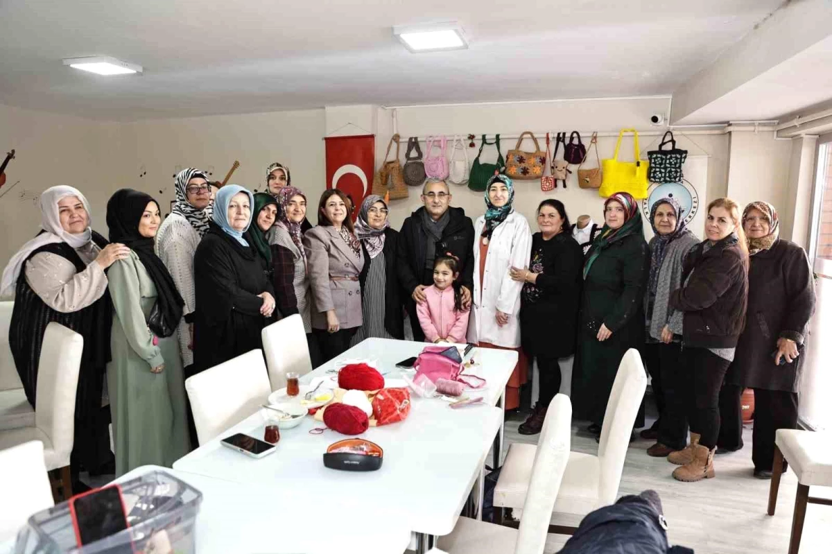 Kütahya Belediye Başkanı Alim Işık, üreten kadınlara destek veriyor