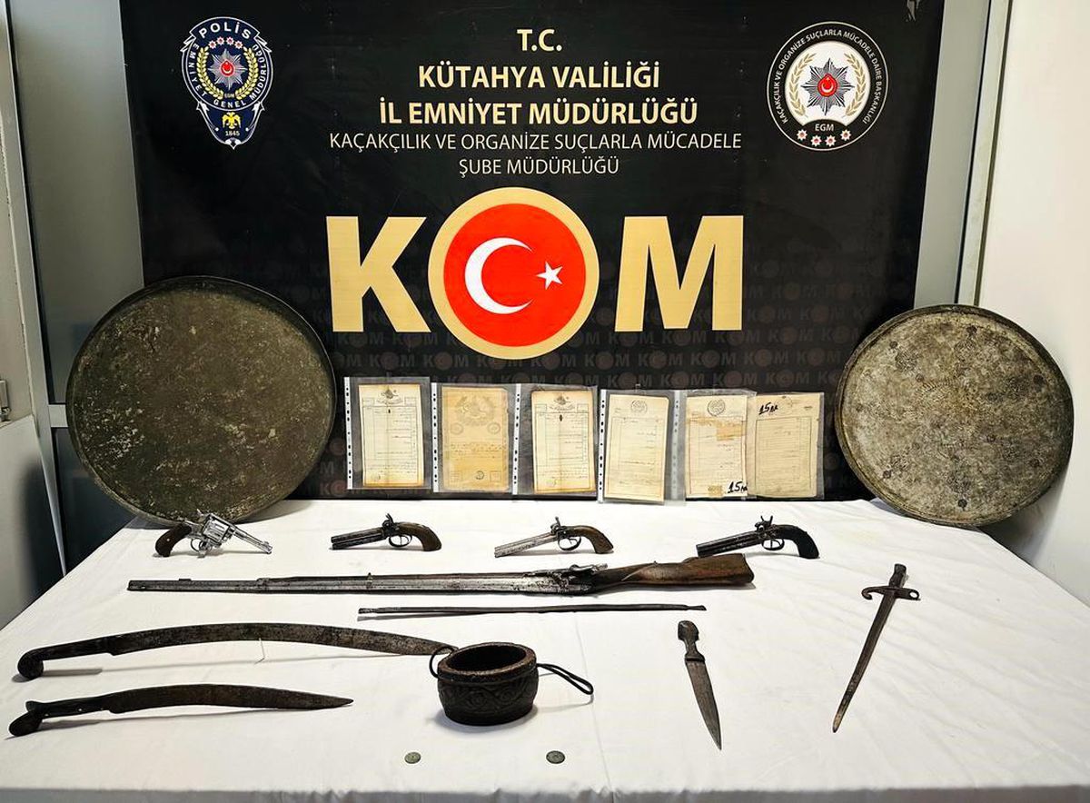 Kütahya\'da Kaçakçılık Operasyonu: 21 Parça Tarihi Eser Ele Geçirildi