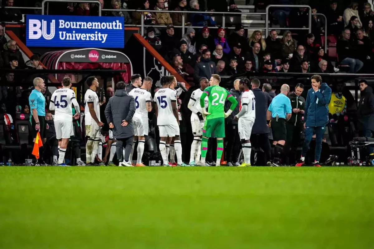 Premier Lig\'de Bournemouth-Luton Town maçı yarıda kaldı