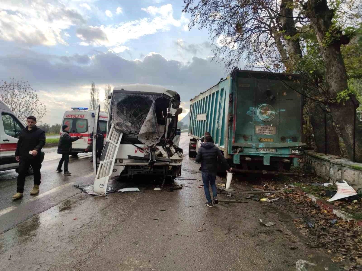 Manisa\'da servis midibüsü ile çöp kamyonu çarpıştı: 17 yaralı