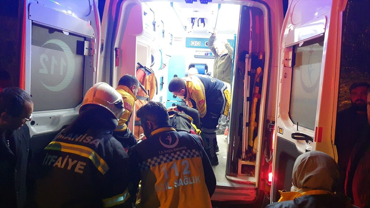 Manisa\'da otomobil çarpışması: 6 yaralı