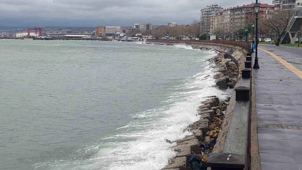 Marmara Denizi\'nde Poyraz Fırtınası Etkili Oluyor