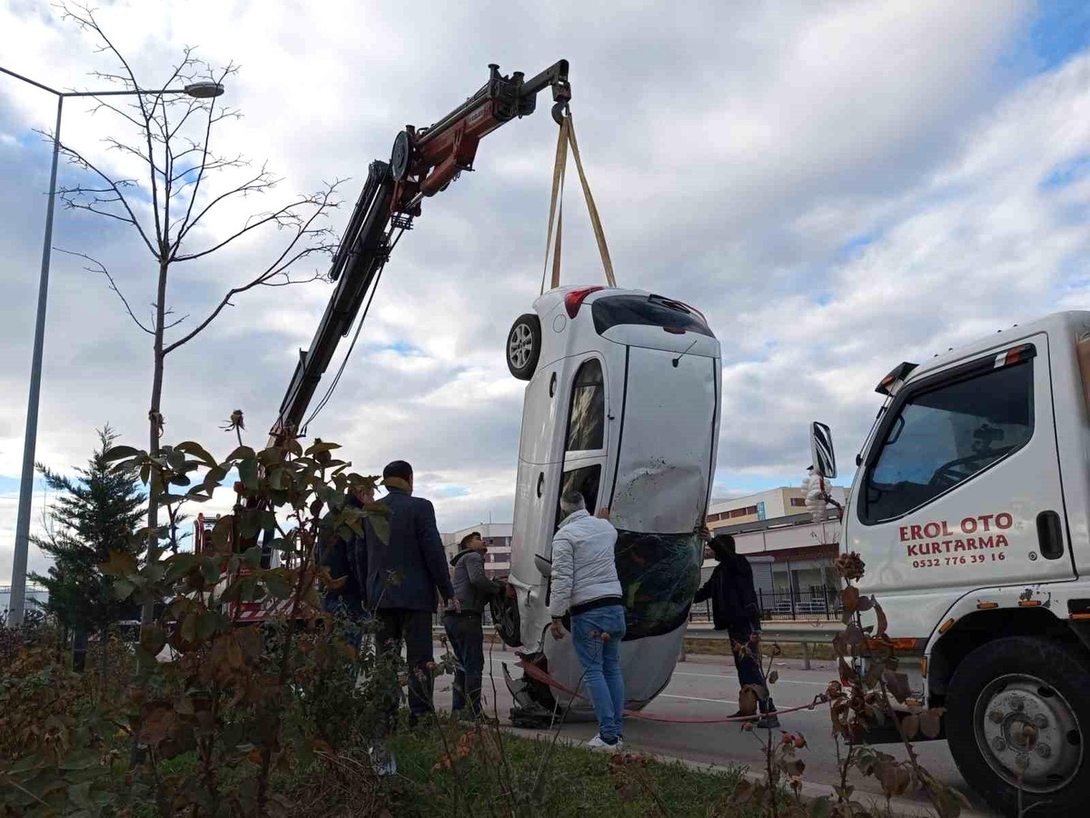 Afyonkarahisar\'da otomobil takla attı, sürücü yaralandı
