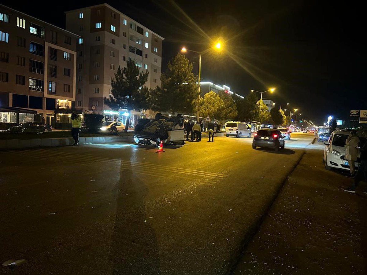 Bozüyük\'te otomobil ile kamyonet çarpıştı: 3 yaralı