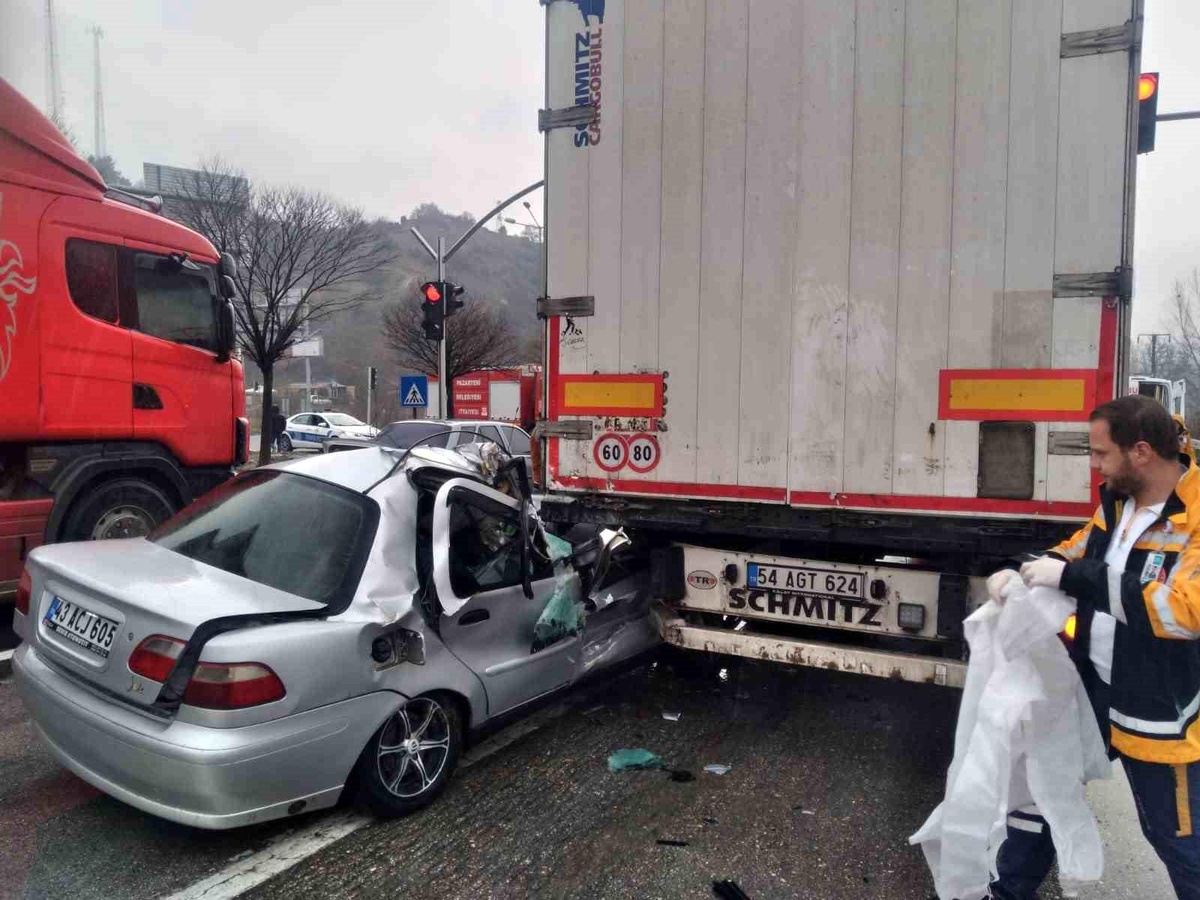 Bilecik\'te Otomobil Tıra Çarptı: 1 Ölü, 1 Yaralı
