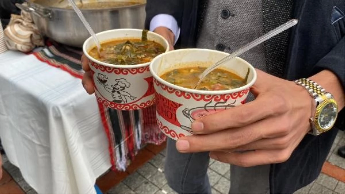 Rizelilerin Karadeniz damarı tuttu! Dünyanın en kötü yemekleri arasında gösterilen karalahana çorbasını vatandaşa ikram ettiler