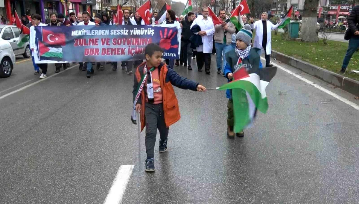 Kütahya\'da İsrail zulmünü protesto eden sağlık çalışanları sessiz yürüyüş gerçekleştirdi