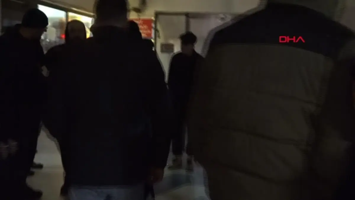 Karasu'da içki içtiği için çay ocağı sahibi ve oğullarını bıçaklayan şüpheli kaçtı