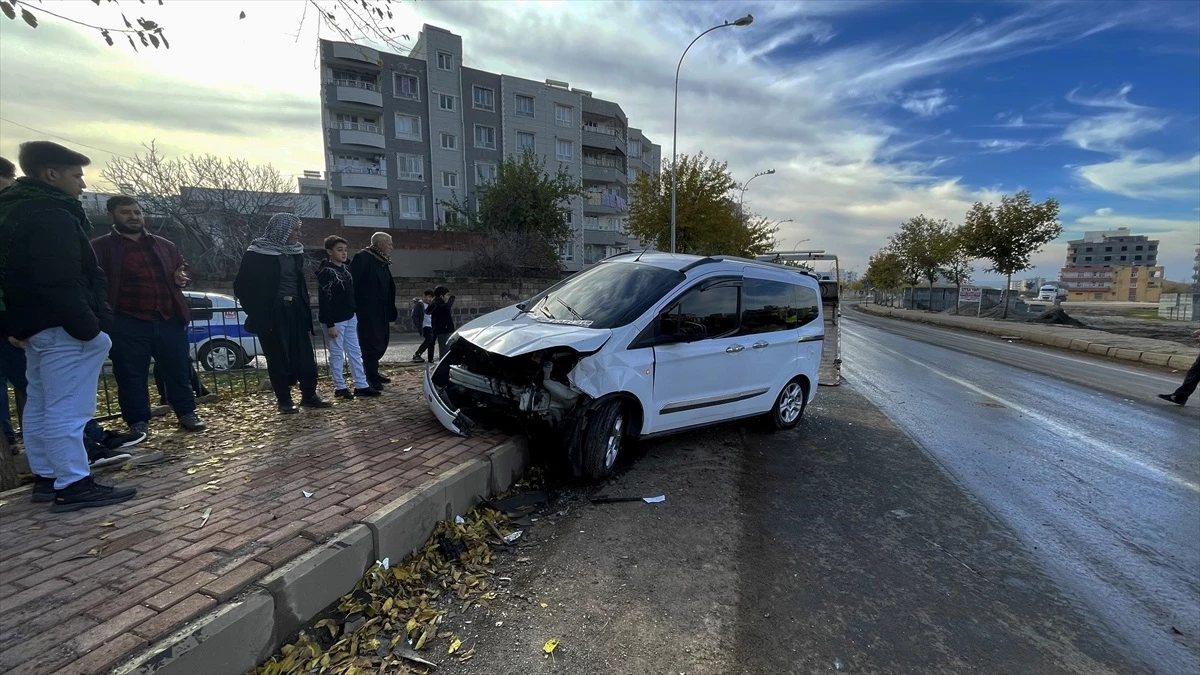 Siverek\'te otomobil ile hafif ticari araç çarpıştı: 4 yaralı