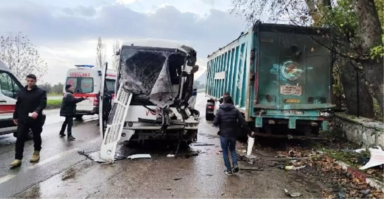 Manisa'da servis midibüsü çöp kamyonuna çarptı: 17 işçi yaralandı