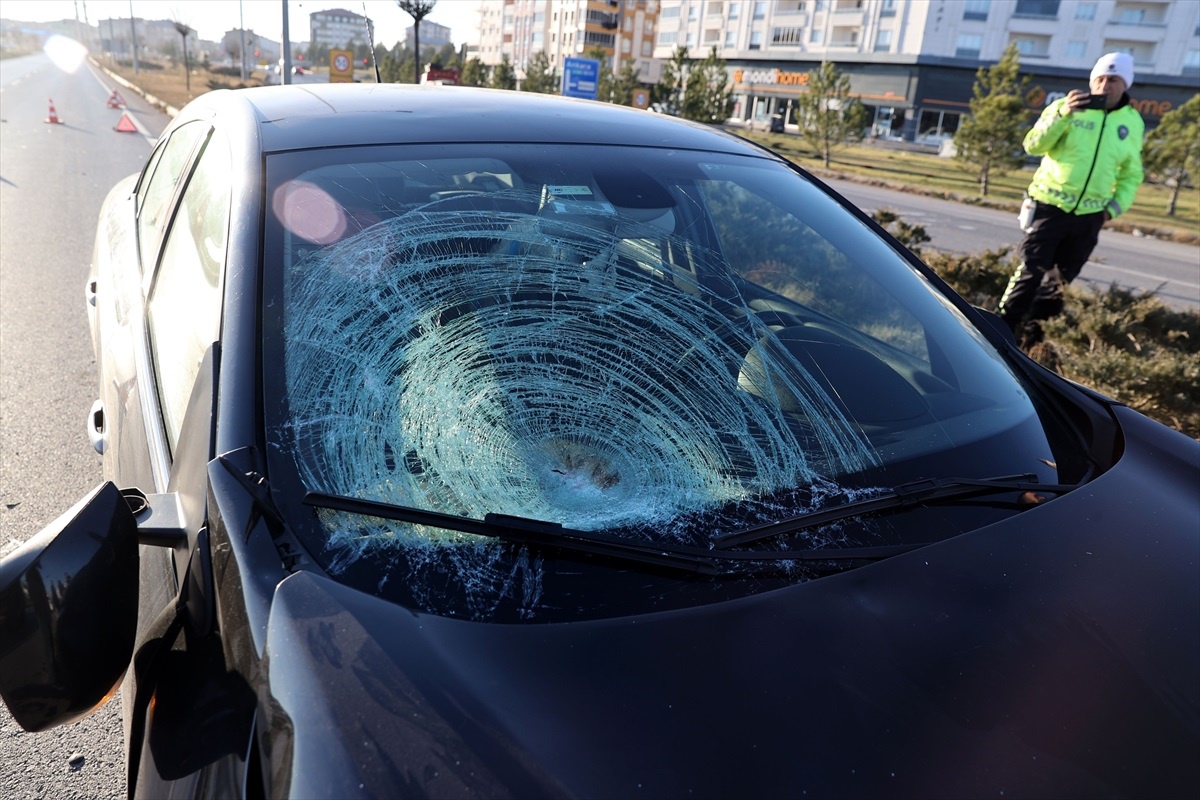 Sivas\'ta Otomobilin Çarptığı Kadın Hastanede Tedavi Altına Alındı