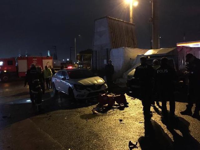 TIR, seyyar köftecideki müşterilerin arasına daldı: 5 yaralı TIR, seyyar köftecideki müşterilerin arasına daldı: 5 yaralı