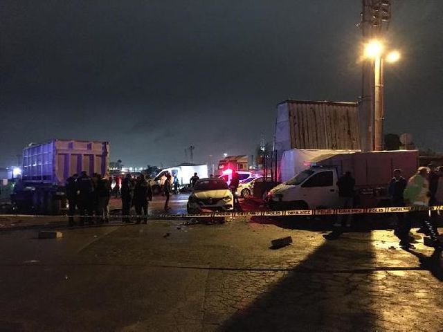 TIR, seyyar köftecideki müşterilerin arasına daldı: 5 yaralı TIR, seyyar köftecideki müşterilerin arasına daldı: 5 yaralı