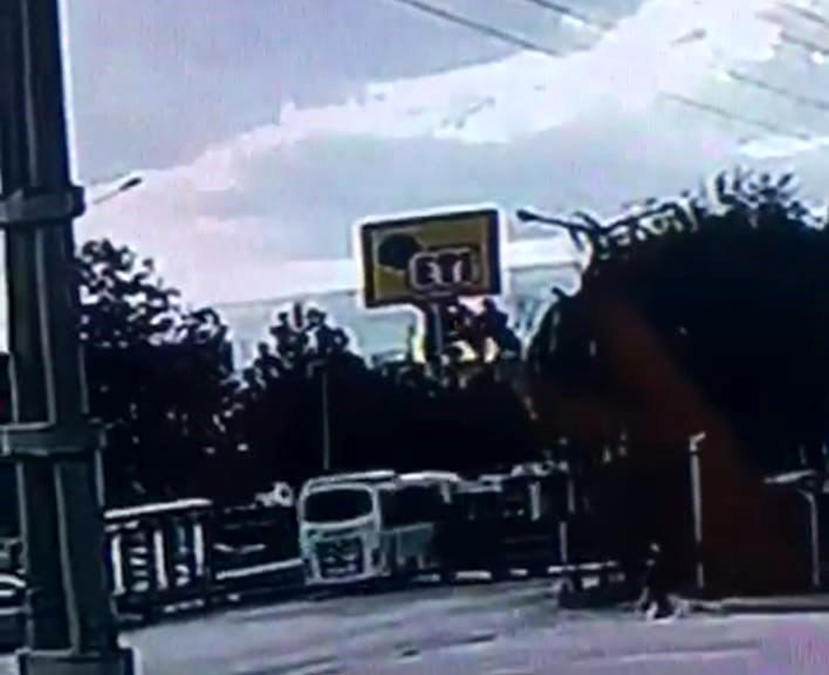 Bozüyük\'te tramvaya çarpmamak için direksiyon kıran minibüs yayaya çarptı