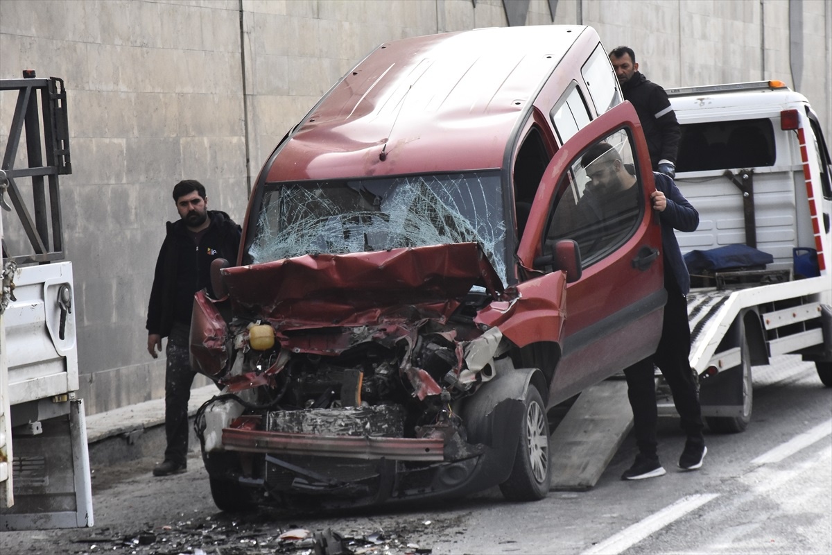 Van\'da zincirleme trafik kazası: 2 yaralı