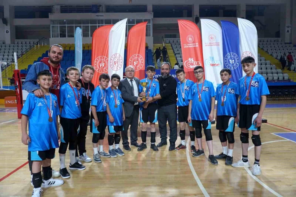 Afyonkarahisar\'da Okul Sporları Voleybol Yıldız Erkekler Şampiyonası Tamamlandı