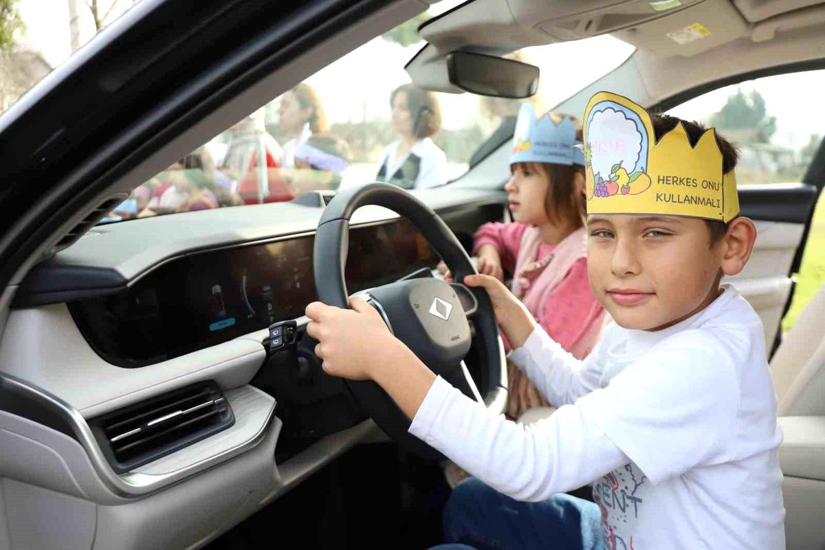 Düzce Valisi Selçuk Aslan, TOGG ile Yerli Malı Haftası etkinliğine katıldı