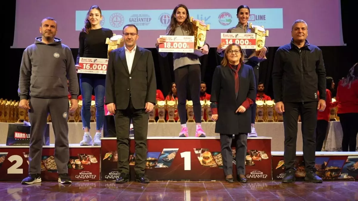 5. Gazi Yarı Maratonu\'nda dereceye giren sporcular ödüllerini aldı