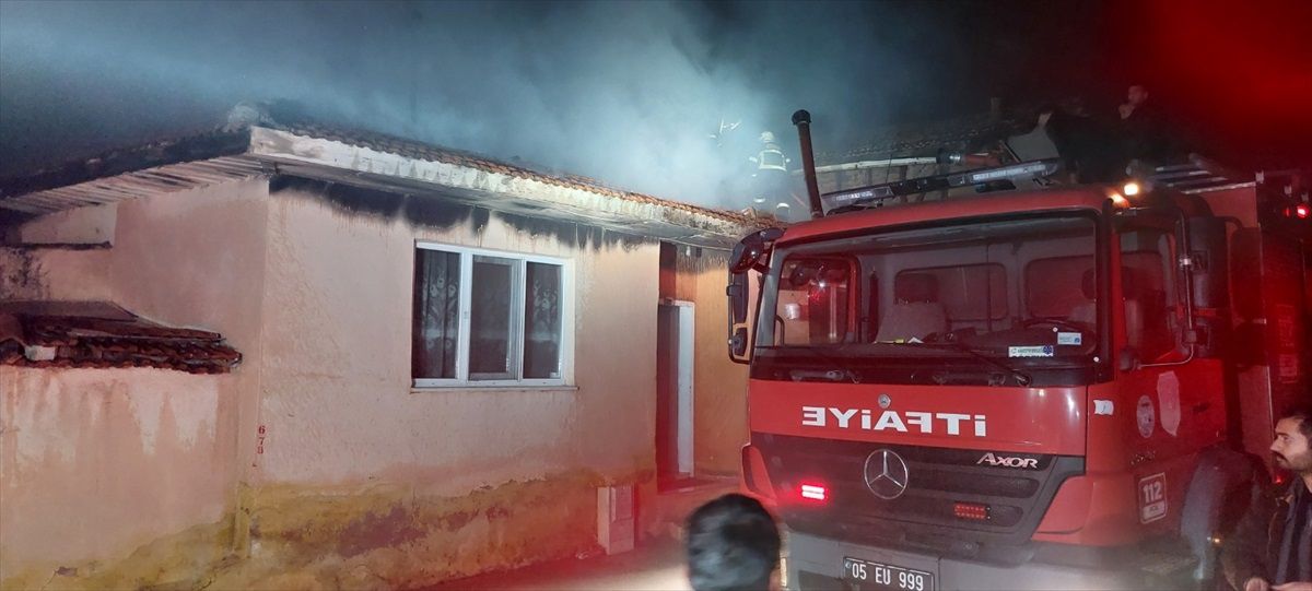 Amasya\'da tek katlı ahşap evde çıkan yangın söndürüldü