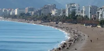 Antalya'da Güneşli Havada Denizin Keyfi