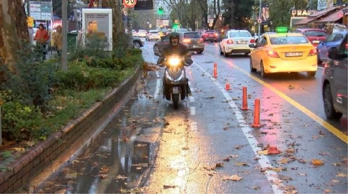 Bağdat Caddesi\'ndeki Bisiklet Yolu Tehlikeli Durumda