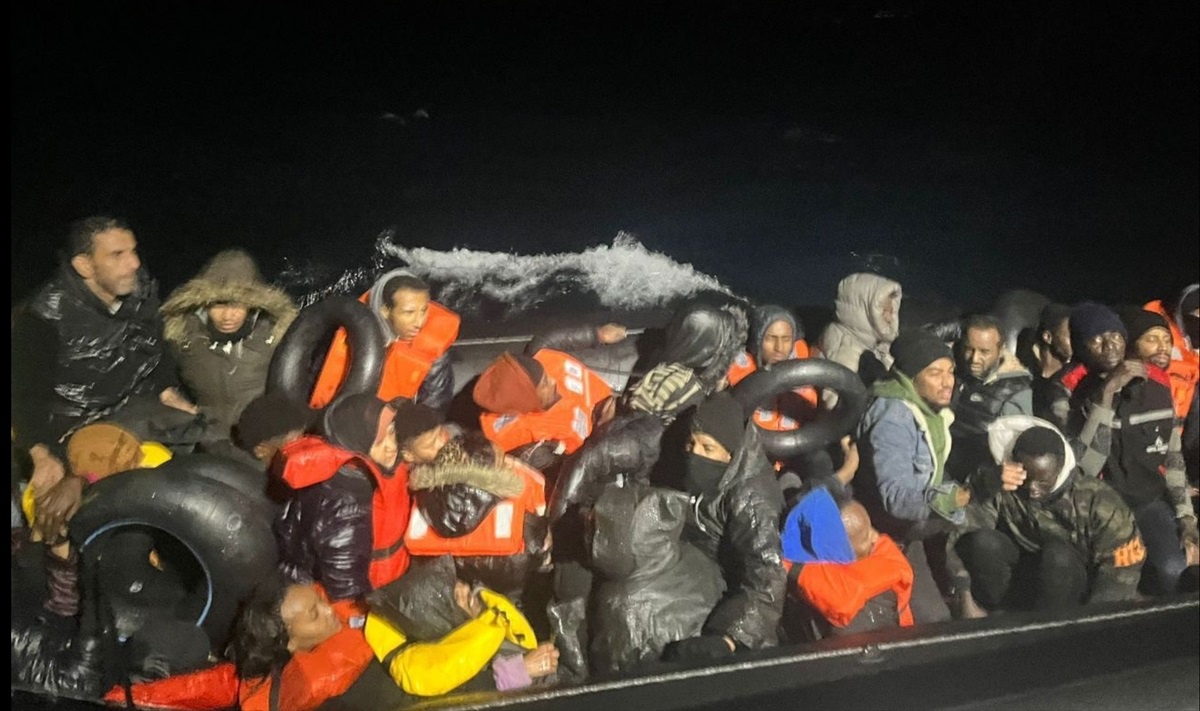 Ayvalık açıklarında 43 düzensiz göçmen kurtarıldı