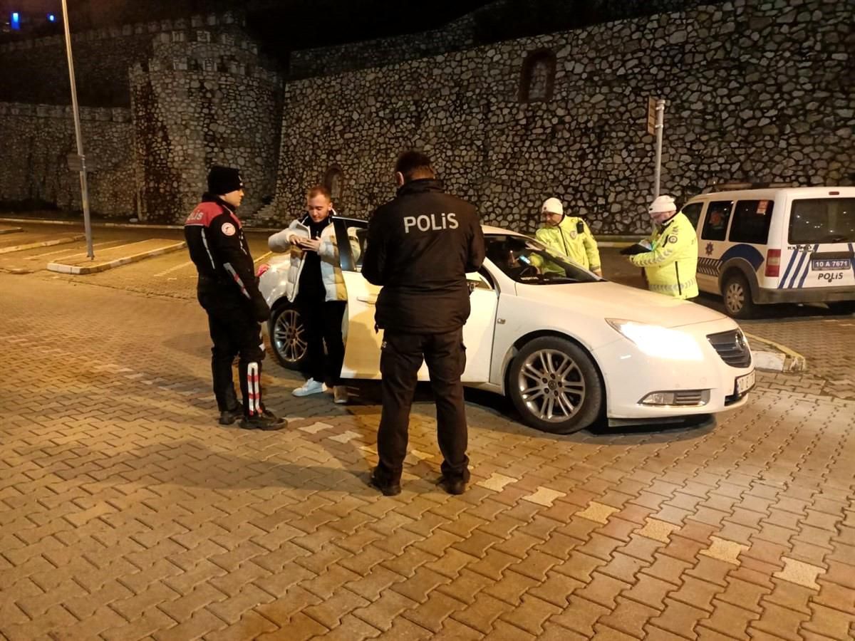 Balıkesir\'de yapılan asayiş ve trafik huzur uygulamasında 7 şahıs gözaltına alındı